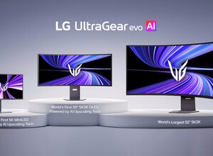 Логотип LG UltraGear с тремя мониторами на подставках, отображающими абстрактные узоры.