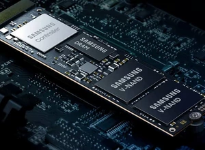 На черной плате расположена SSD-память Samsung с несколькими чипами.