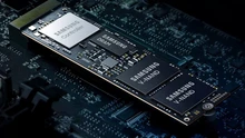 На черной плате расположена SSD-память Samsung с несколькими чипами.