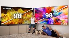 Два больших телевизора с техниками Sony и TCL, рядом стоят люди и собаки.
