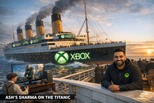 На фоне океана плывёт лайнер «Титаник» с логотипом Xbox, рядом человек в свитере.
