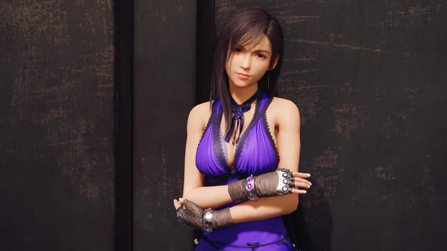 Девушка в фиолетовом топе и перчатках стоит, скрестив руки, на темном фоне.