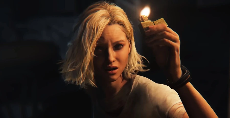 Женщина с короткими светлыми волосами держит зажженную спичку, выглядит обеспокоенной.