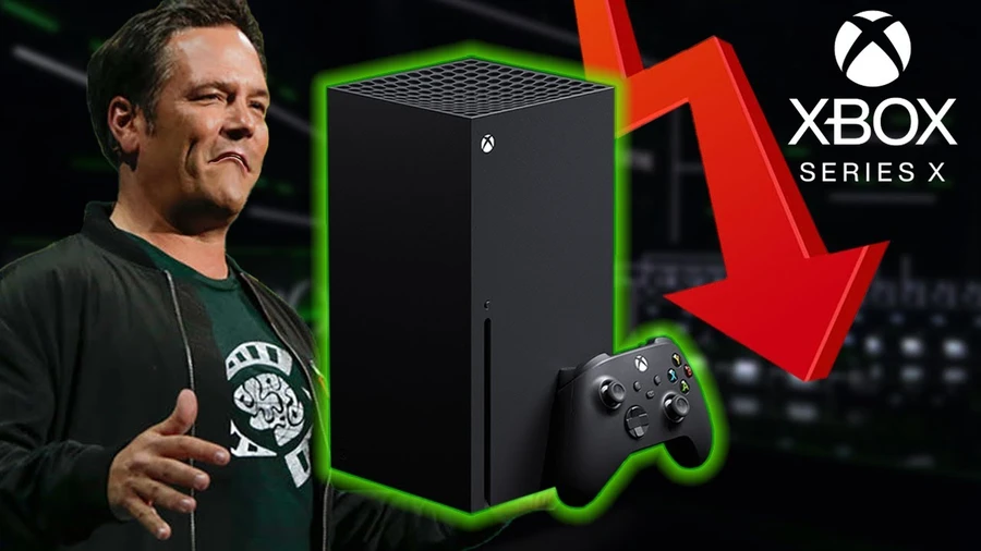 Человек с улыбкой стоит рядом с консолью Xbox Series X и контроллером.