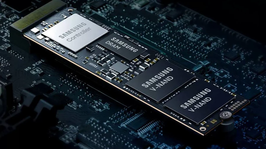 На черной плате расположена SSD-память Samsung с несколькими чипами.